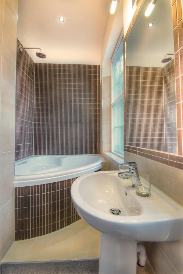 The Elephant & Castle Hotel 纽敦 外观 照片